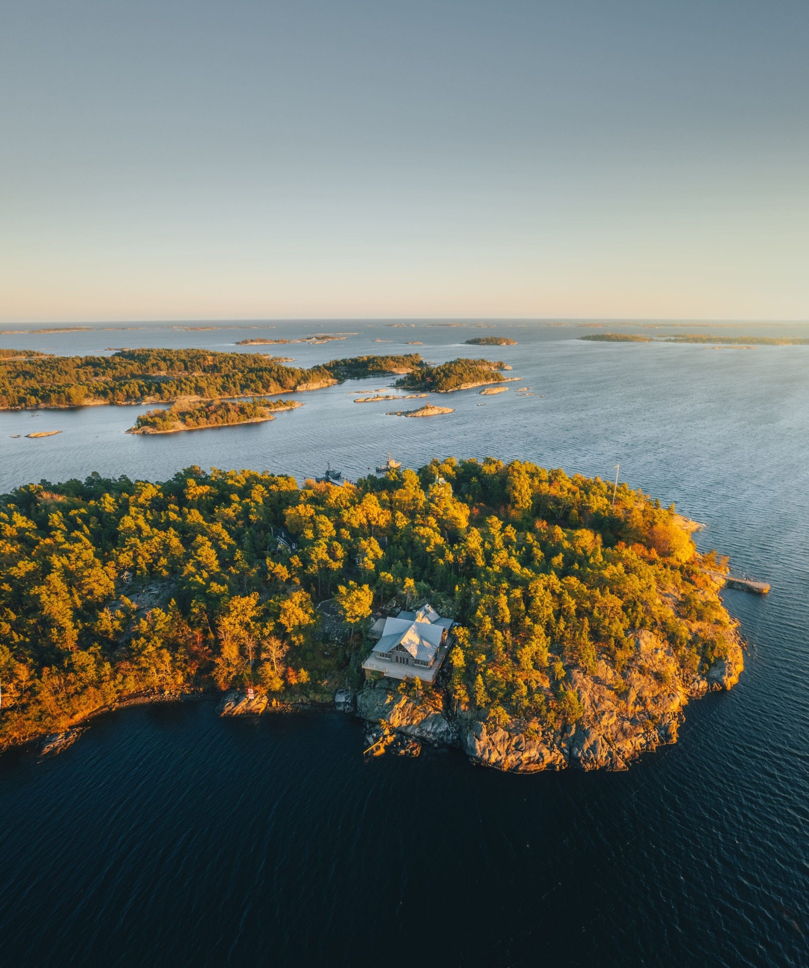 Helikopter på Idöborg med havet i bakgrunden