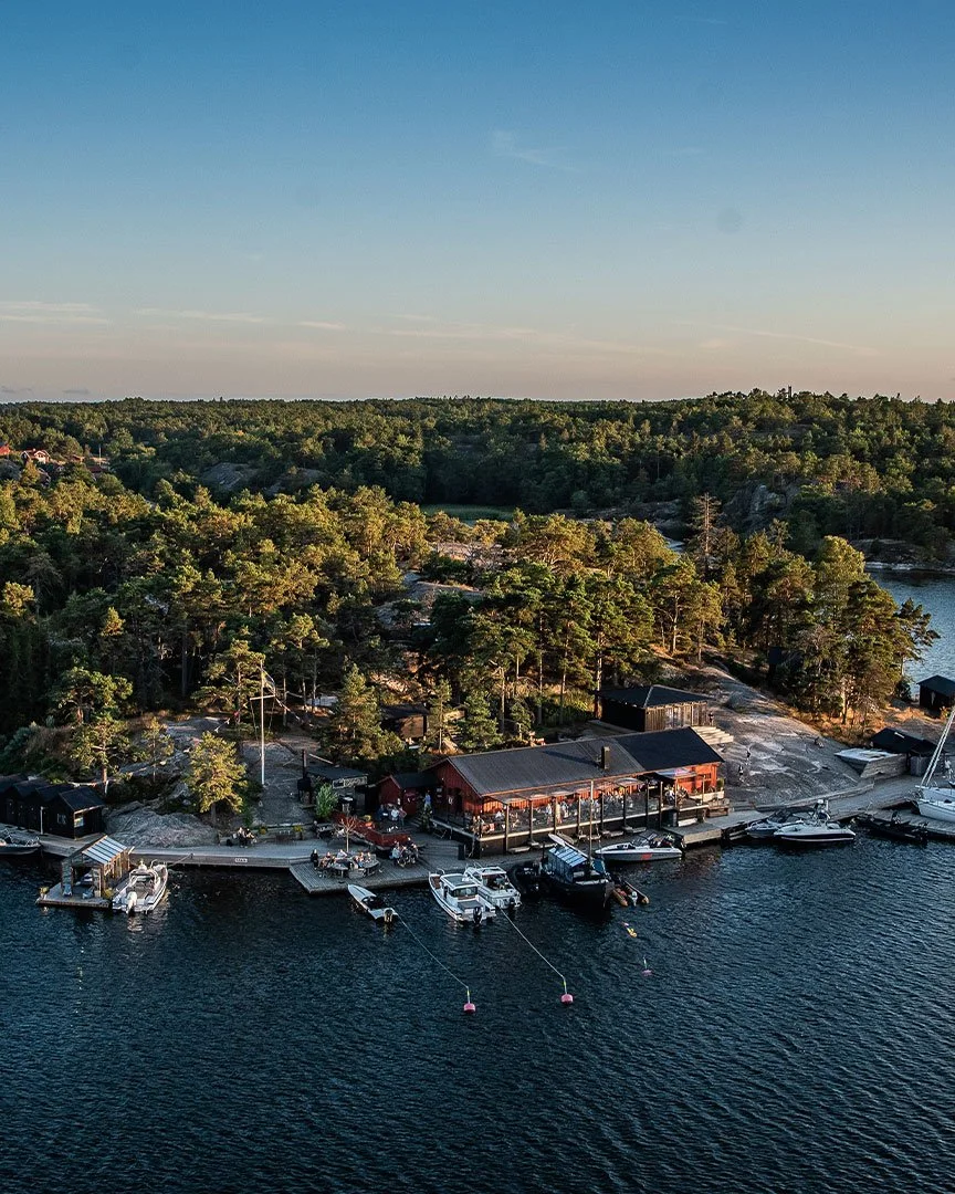 Harö sett från ovan – restaurang, brygga och skärgårdsmiljö