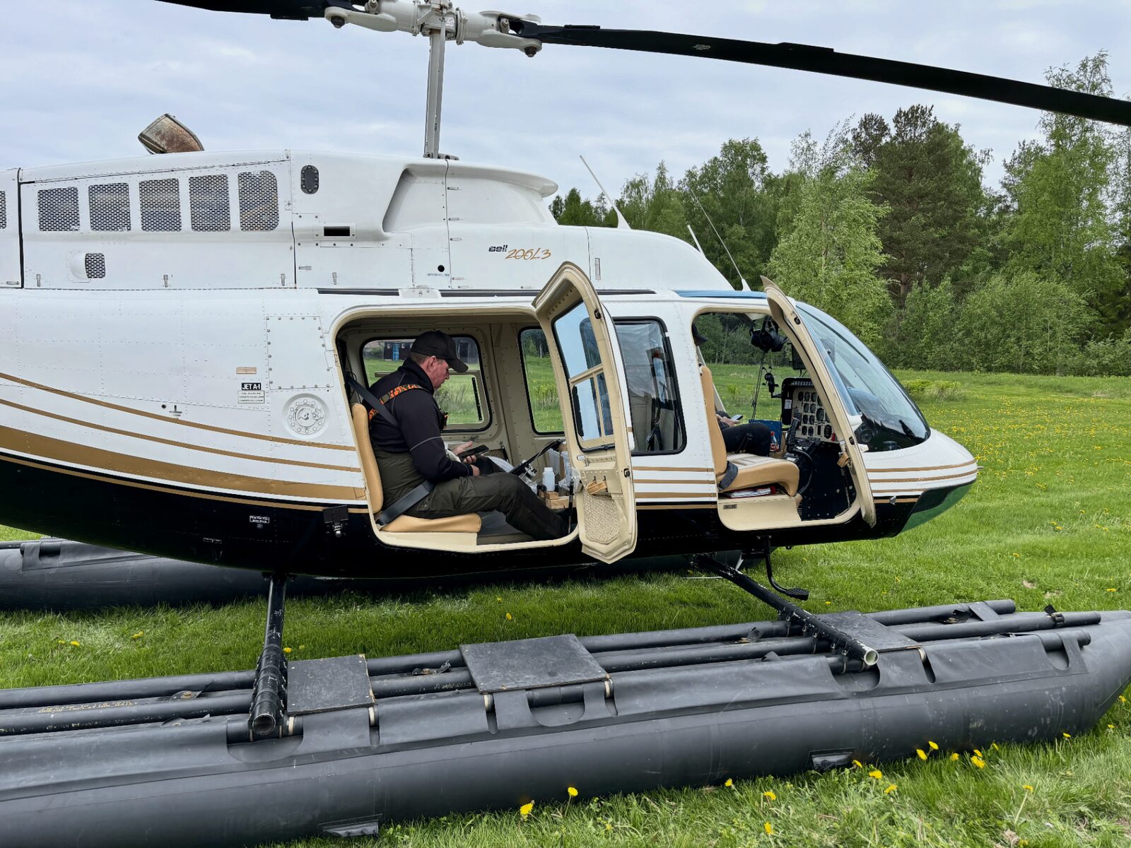 Bell 206L LongRanger on fixed floats