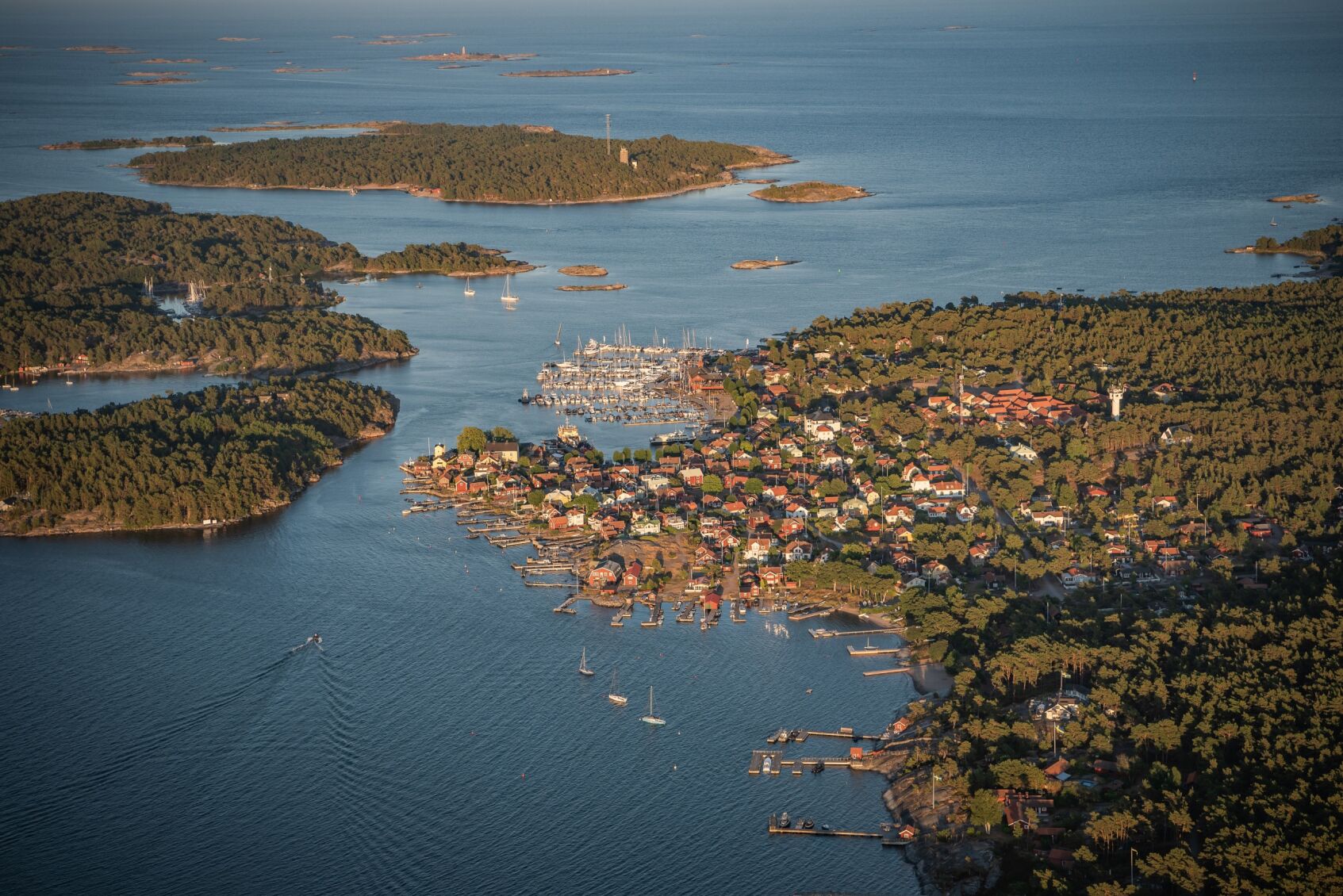 Sandhamn från ovan – hamnen, byn och yttre skärgården