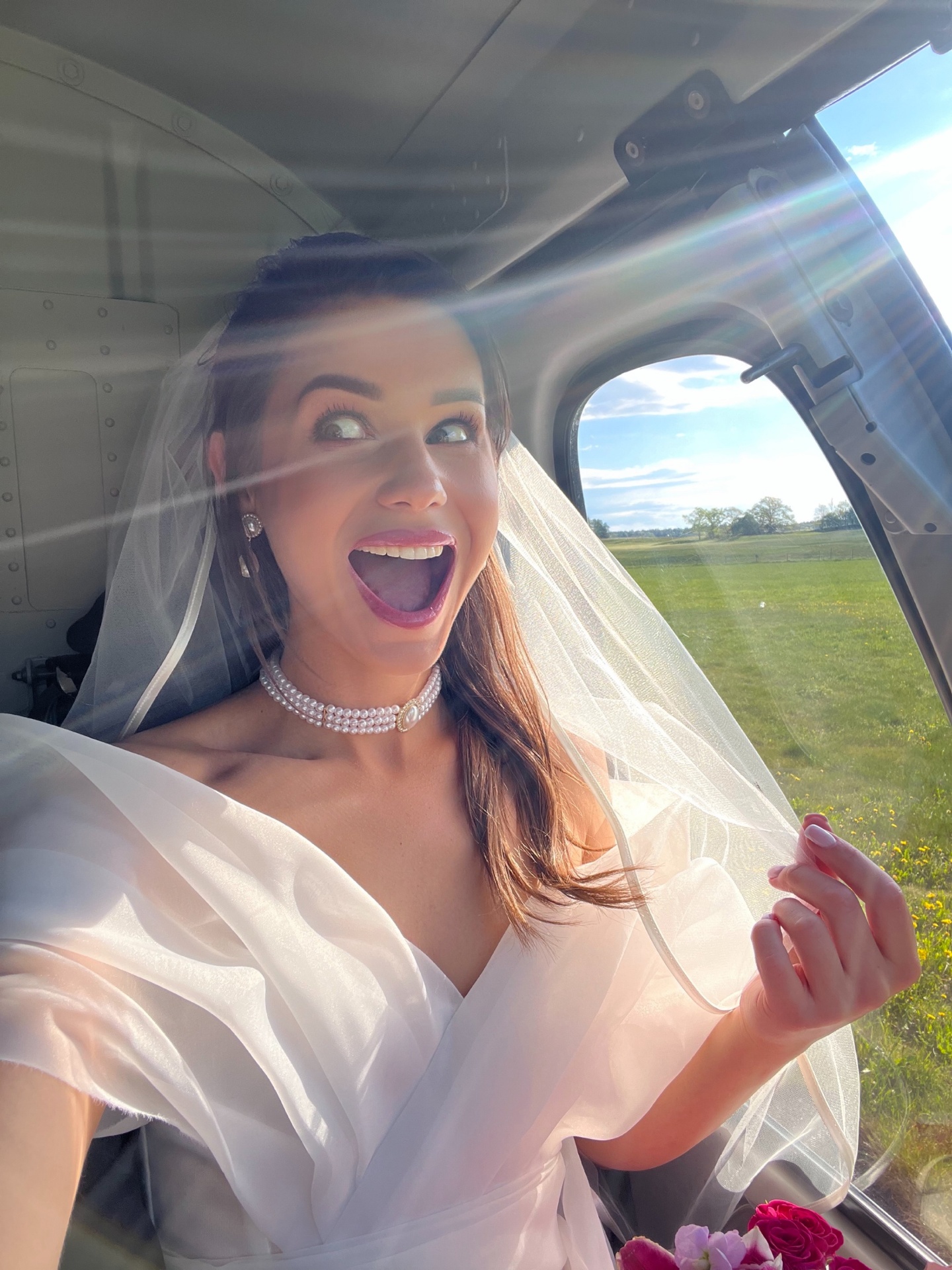 Glad brud i helikoptern