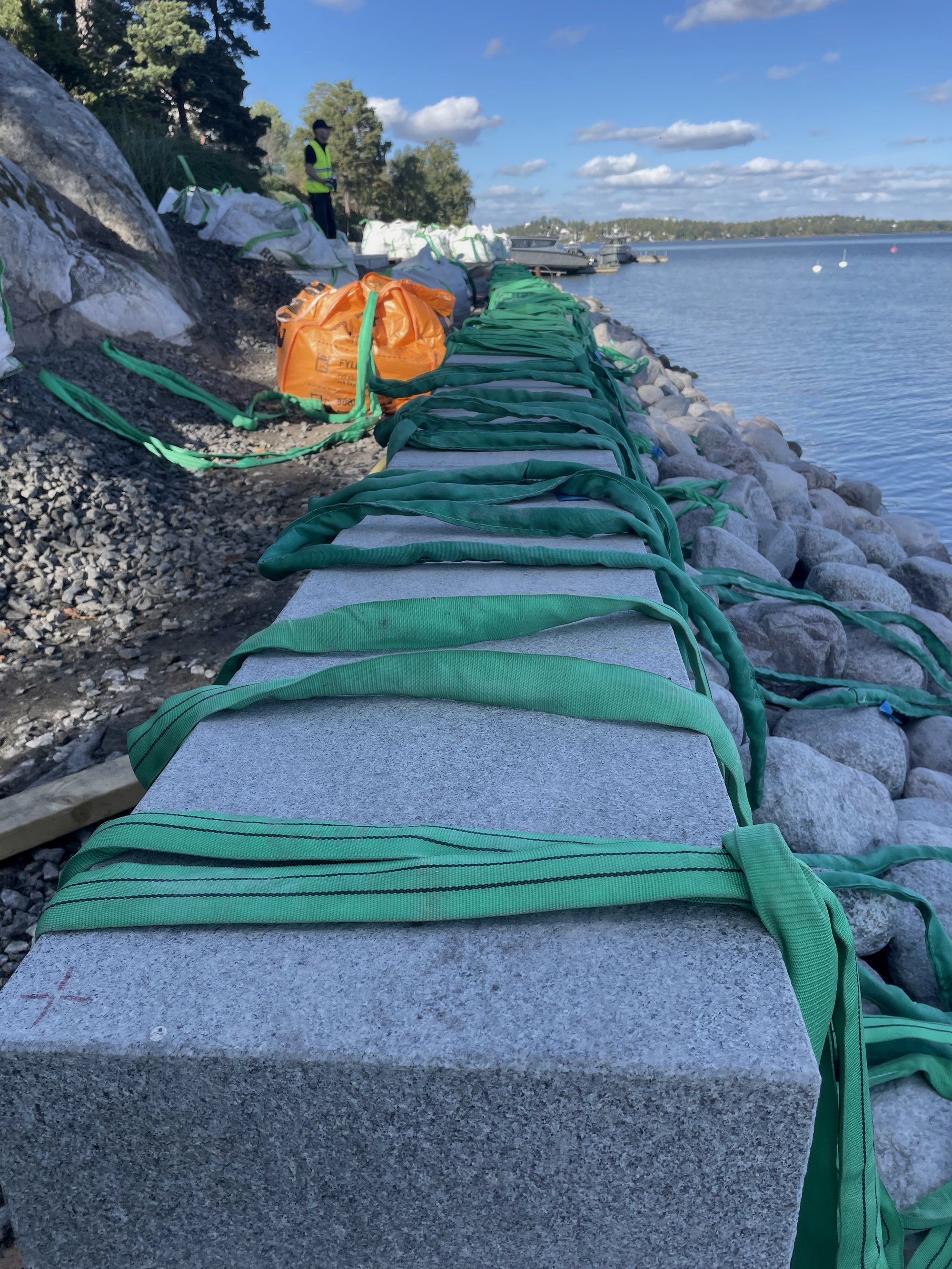 Helikopter under materiallyft i Sverige