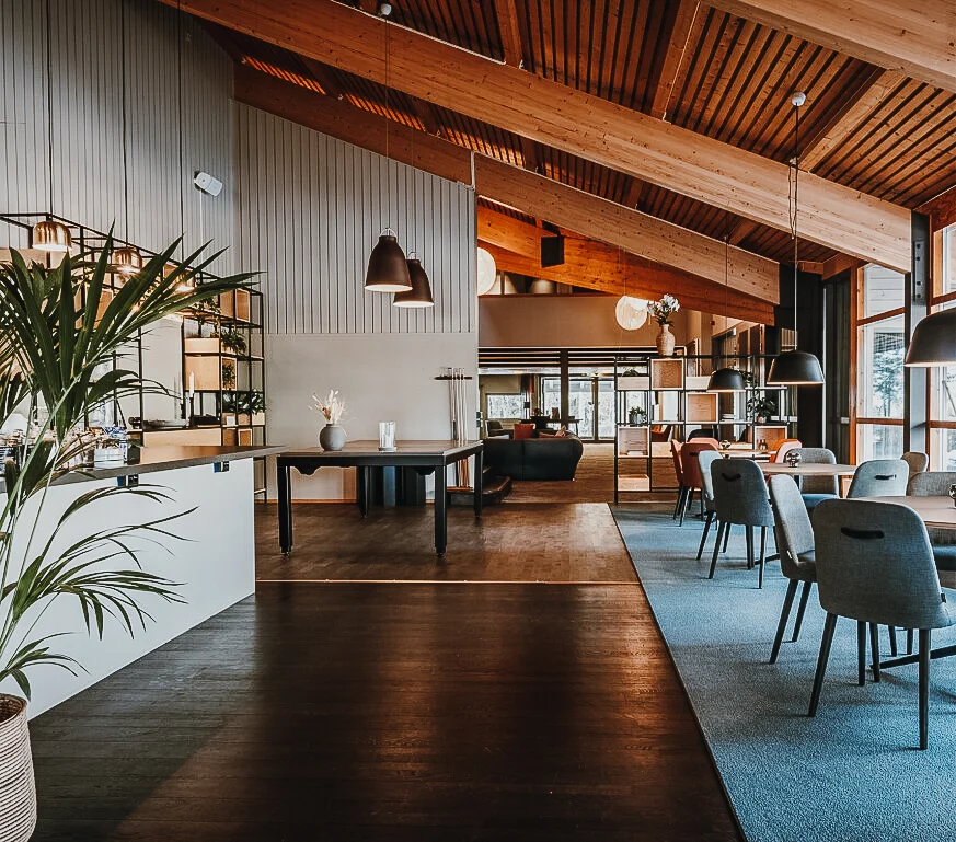 Djurönäset – ljus restaurangmiljö med träbjälkar och skärgårdskänsla