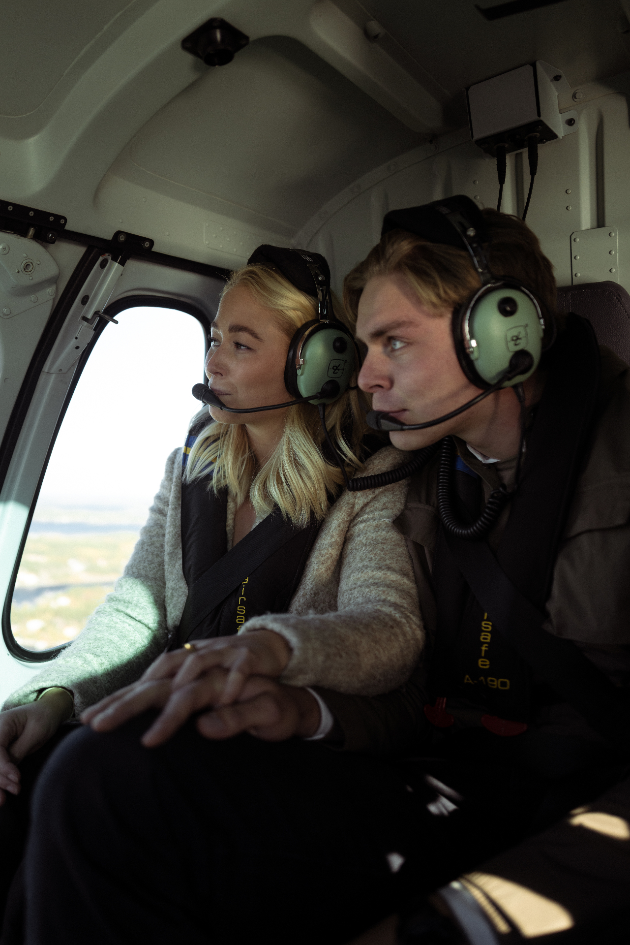 Par i helikopter under en romantisk fly-bytes
