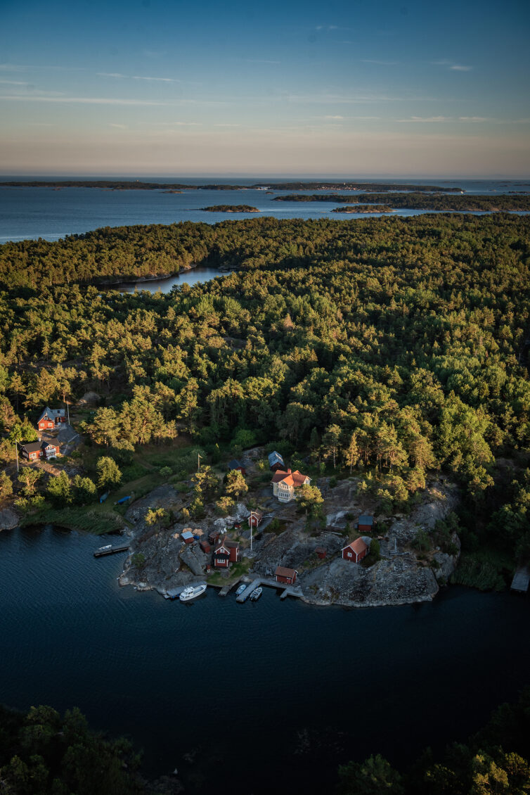 Helikopter på Harö med utsikt över ytterskärgården