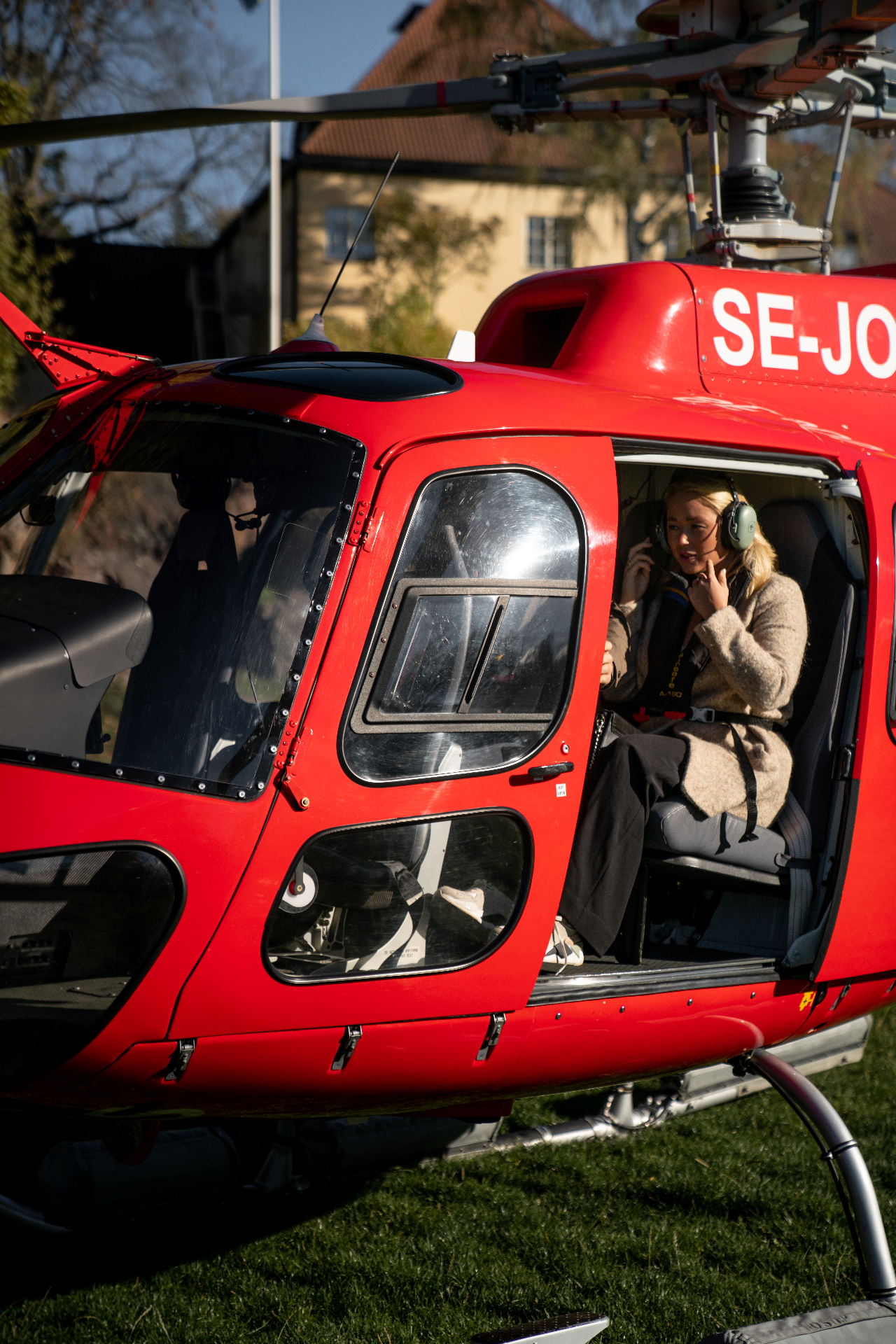 Röd helikopter SE-JOS på Grinda