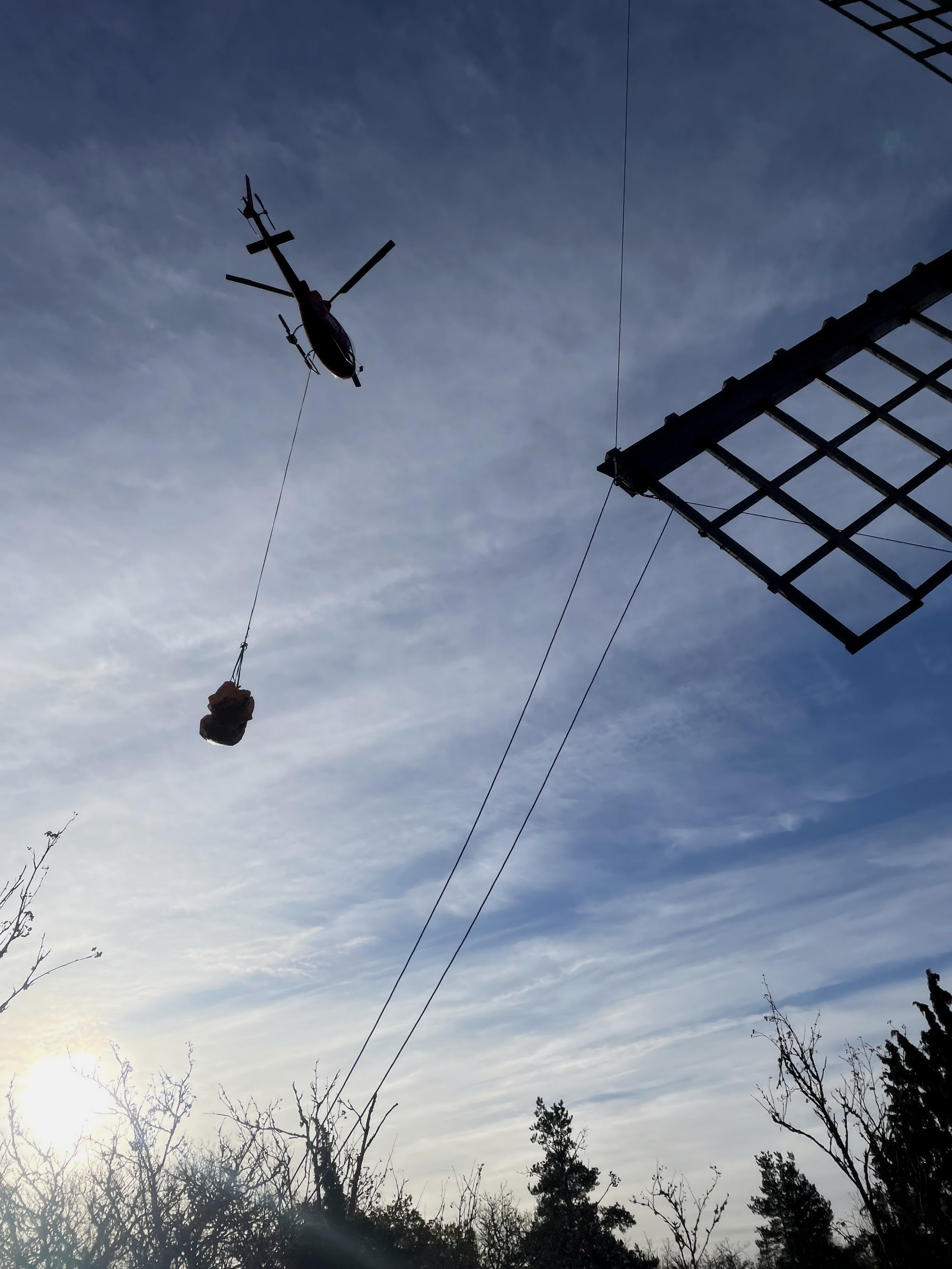 Helikopter med material över skärgården