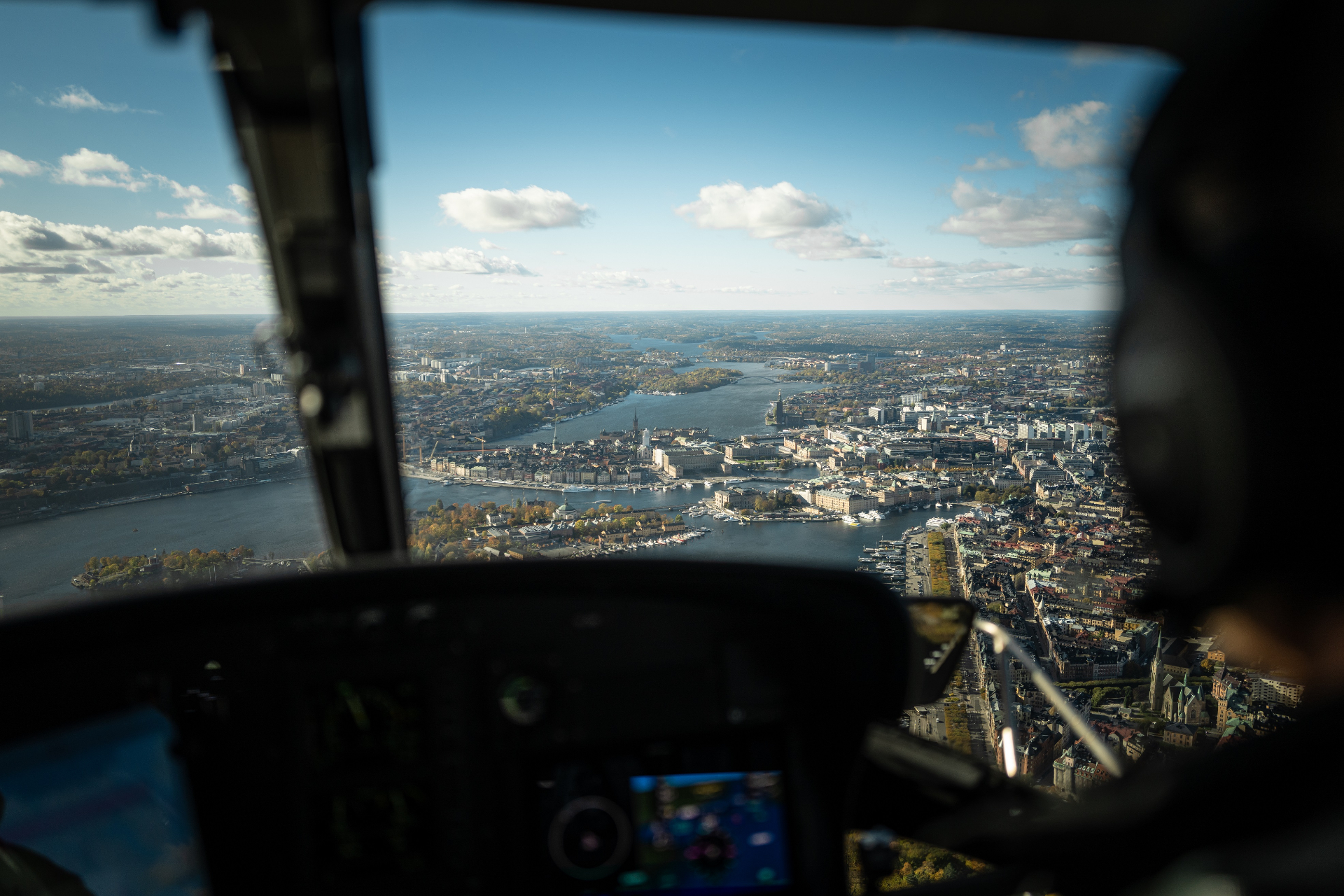 Stockholm från ovan – privat tur – presentkort helikoptertur att ladda ned