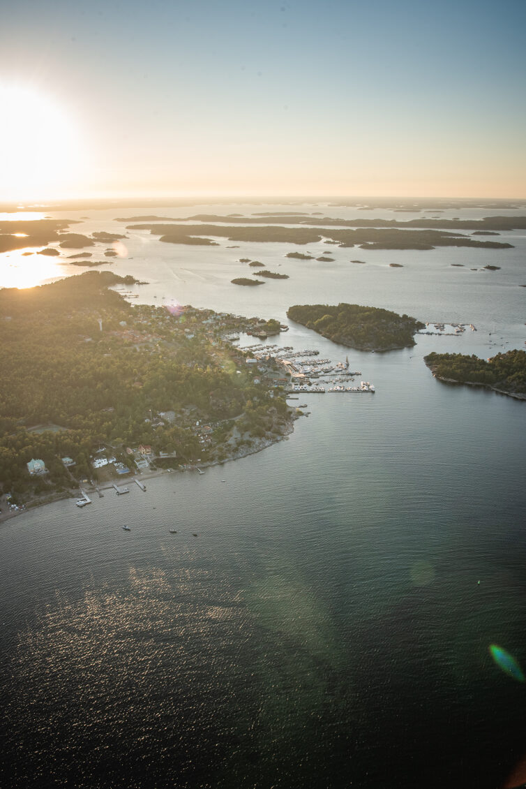 Sandhamn i solnedgång – yttre skärgården från luften