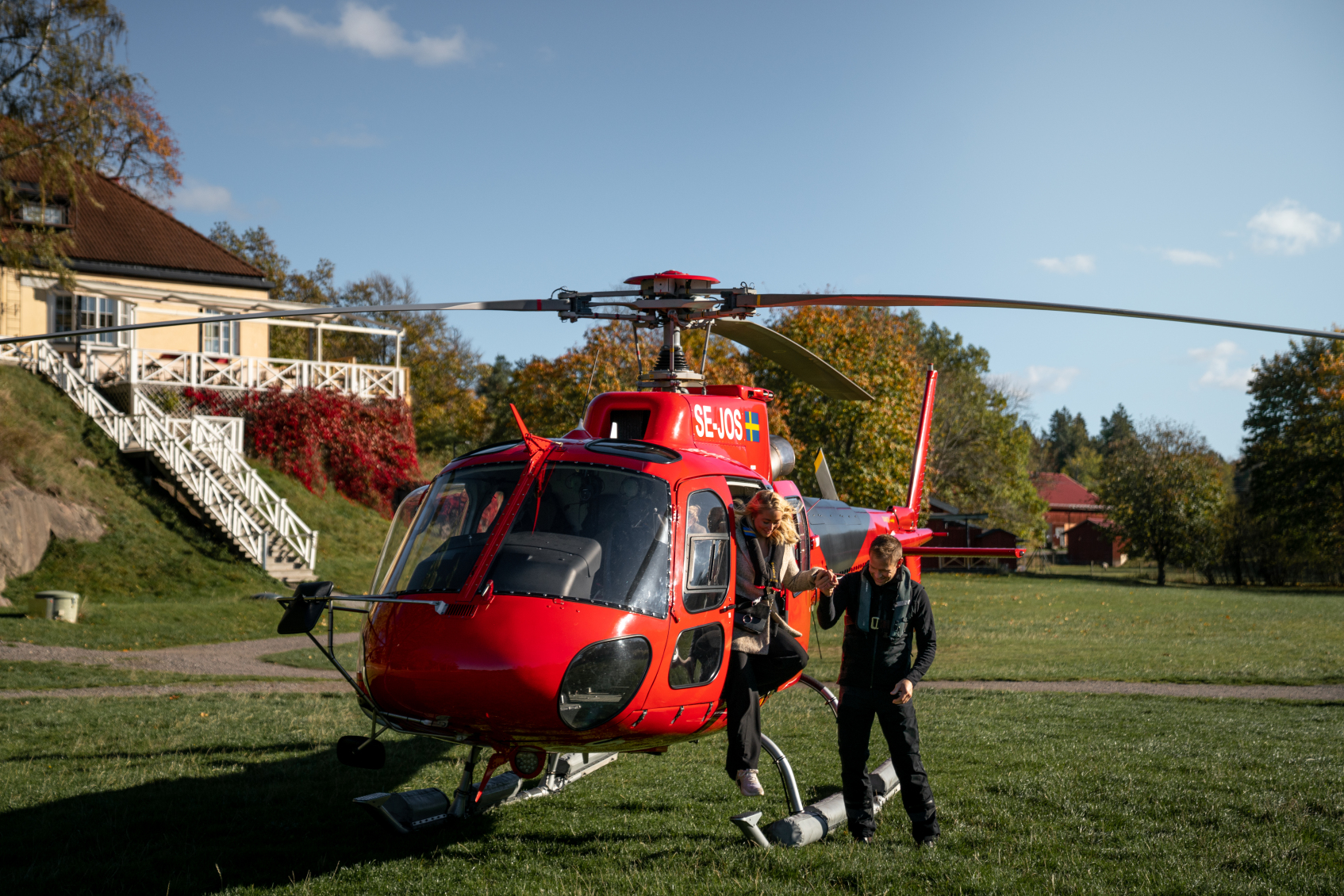Arlanda Helicopter landing guests on Grinda