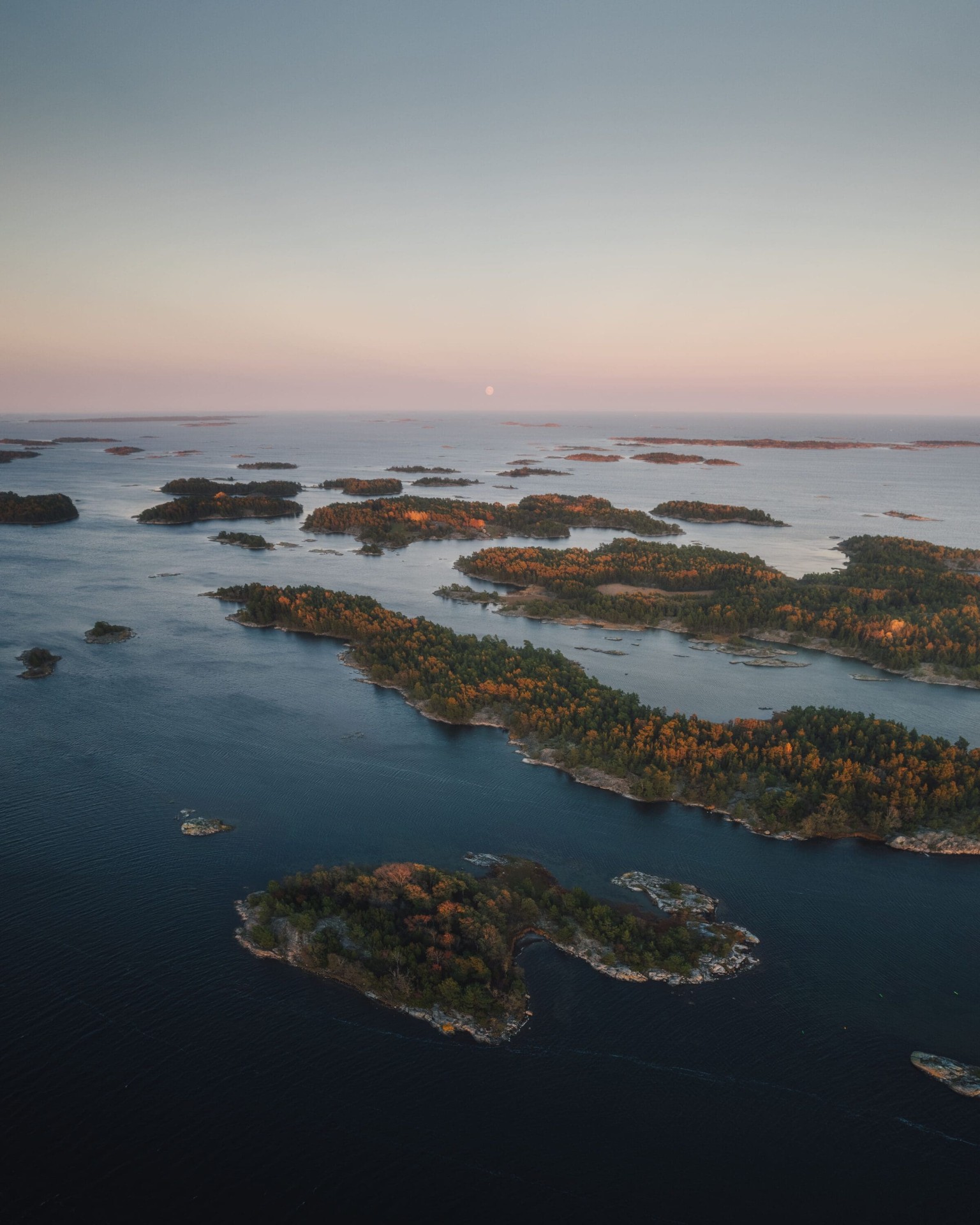 Idöborg från ovan – skärgårdsnatur, hav och klippöar