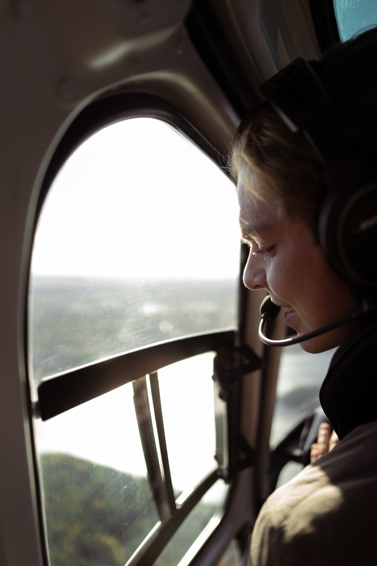 Leende passagerare tittar ut genom helikopterns fönster